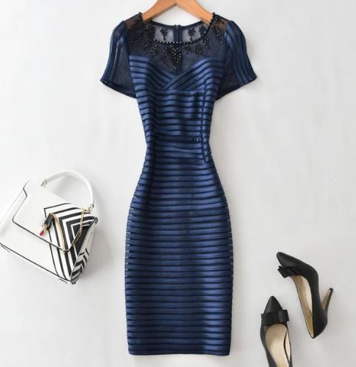 精致唯美款式新颖的绣花连衣裙 时尚性感显气质