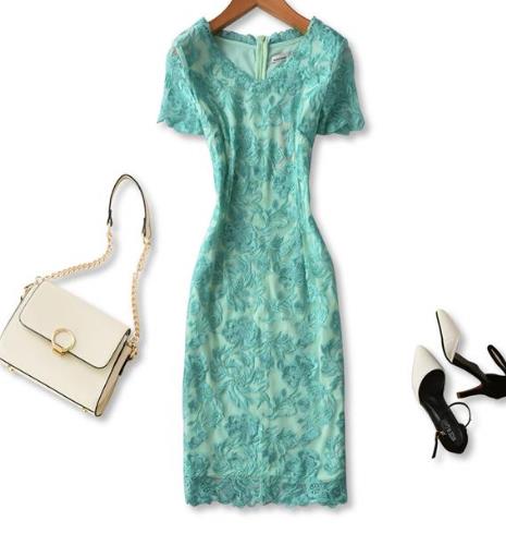 精致唯美款式新颖的绣花连衣裙 时尚性感显气质