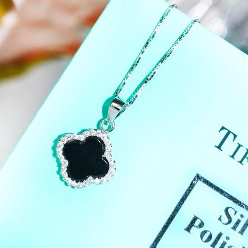 最适合小礼服的锁骨链搭配：风格百变（图）