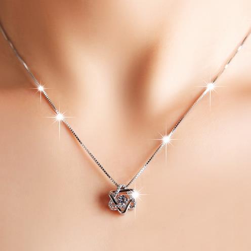 最适合小礼服的锁骨链搭配：风格百变（图）