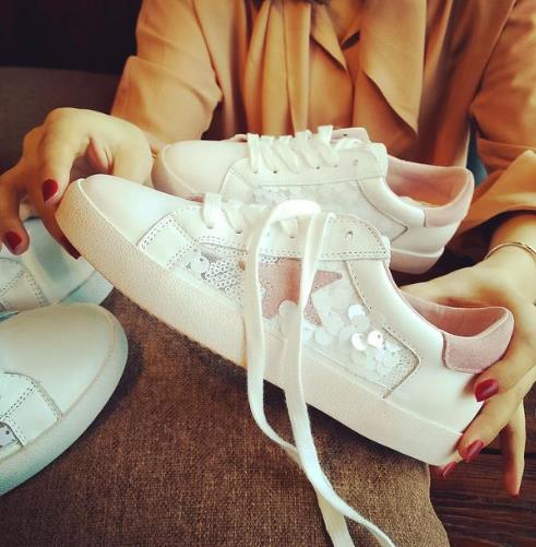 春季必备很时髦的蕾丝休闲鞋搭配示范（图）