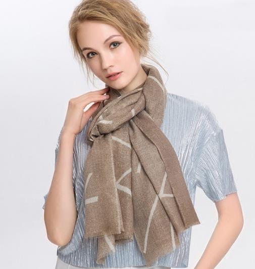 来条围巾 给搭配添点儿色（图）