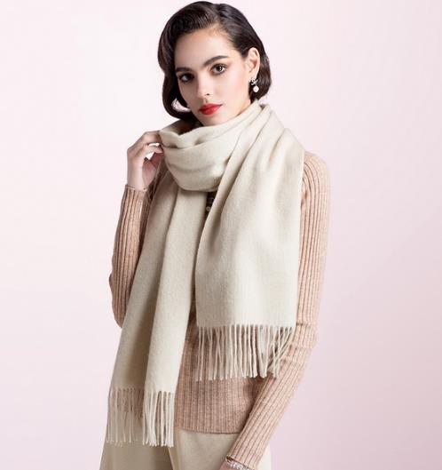 来条围巾 给搭配添点儿色（图）