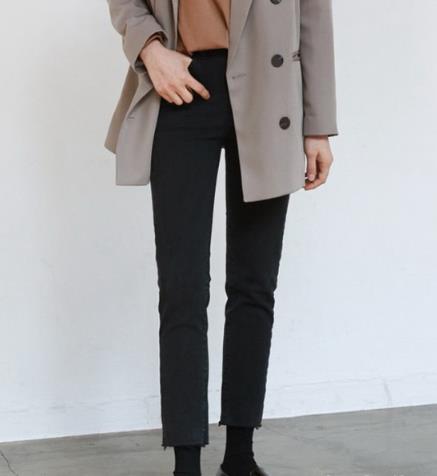 牛仔裤有百搭的魔力 让你爱不释手（图）