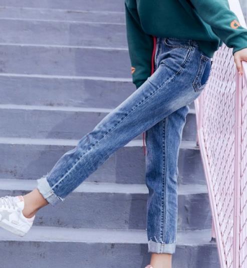 牛仔裤怎么搭才时髦 多重风格搭配示范