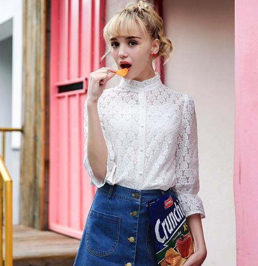 蕾丝打底衫搭配小黑裙：性感显气质
