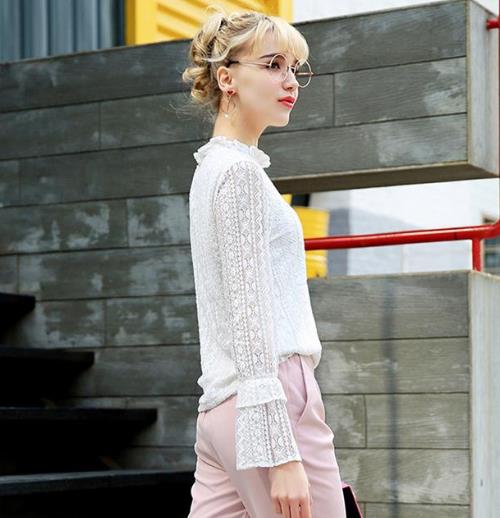 蕾丝打底衫搭配小黑裙：性感显气质