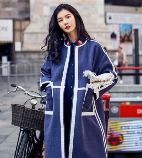 羊剪绒皮草大衣搭配衬衫：彰显时尚轻熟风