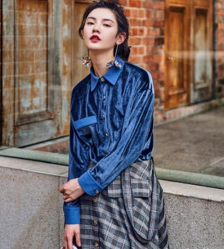 羊剪绒皮草大衣搭配衬衫：彰显时尚轻熟风