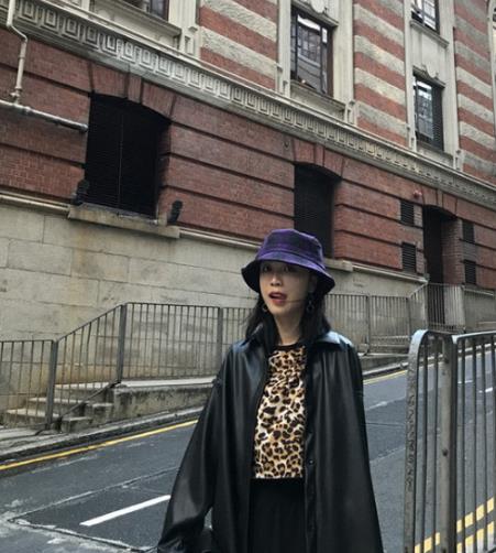 春天穿搭就要耍耍帅 复古印花皮衣外套搭配(图) 春天穿搭就要耍耍帅 复古印花皮衣外套搭配(图)