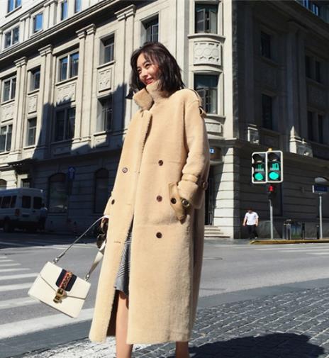 有了羊剪绒长外套 随便搭配都能瞬间成女神