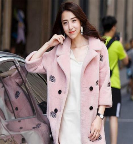 有了羊剪绒长外套 随便搭配都能瞬间成女神