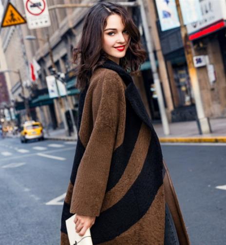 有了羊剪绒长外套 随便搭配都能瞬间成女神