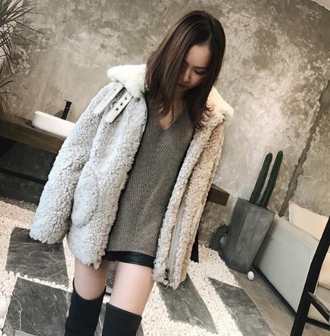 阔袖短外套搭配格子半身裙：时尚减龄