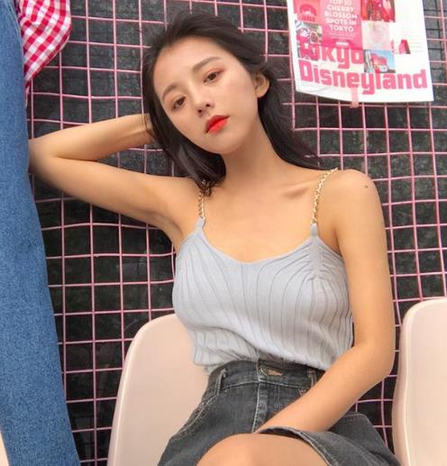 一条时髦又性感的气质吊带背心就能轻松出街