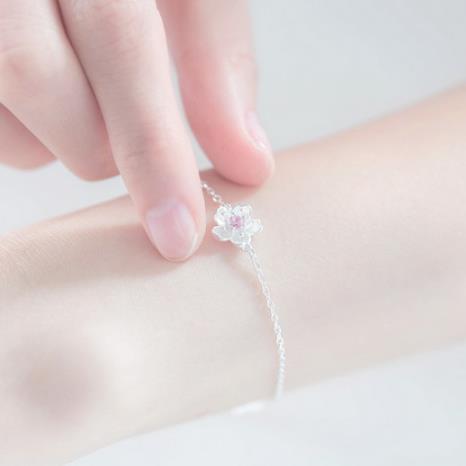 今年最流行时尚简约范儿的手链搭配（图）