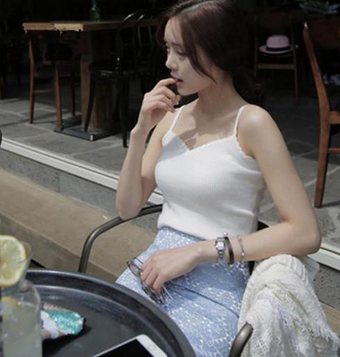 一条时髦又性感的气质吊带背心就能轻松出街