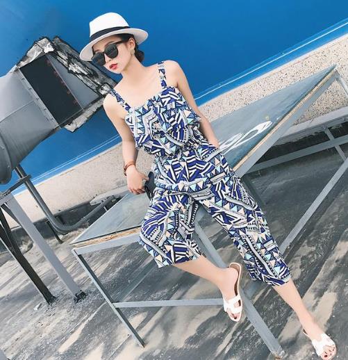 一条时髦又性感的气质吊带背心就能轻松出街