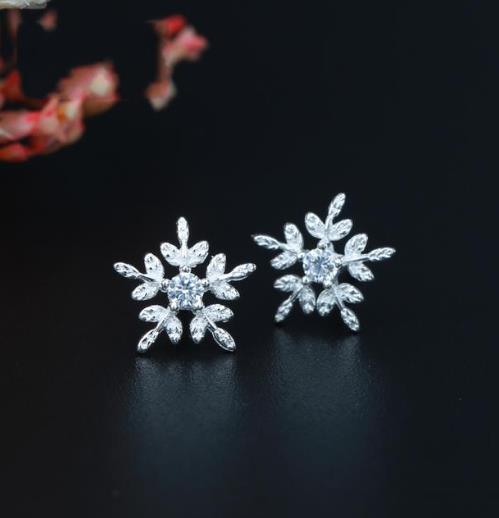 过年选择一款清新范儿的耳饰 简约又独特 过年选择一款清新范儿的耳饰 简约又独特