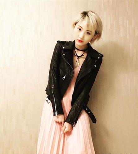 早春皮衣搭配什么打底衫 穿皮衣做个帅女生