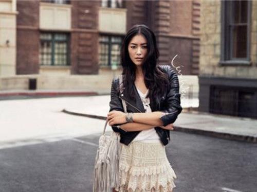 早春皮衣搭配什么打底衫 穿皮衣做个帅女生