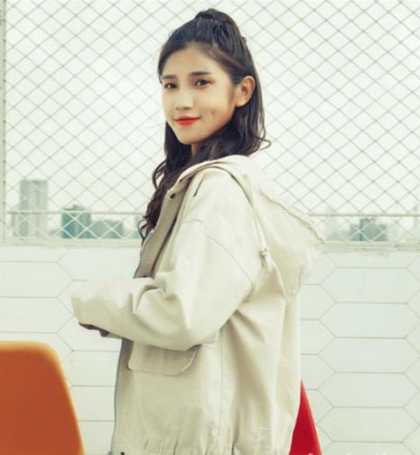 英伦风短款风衣搭配针织裙：简约又不失优雅