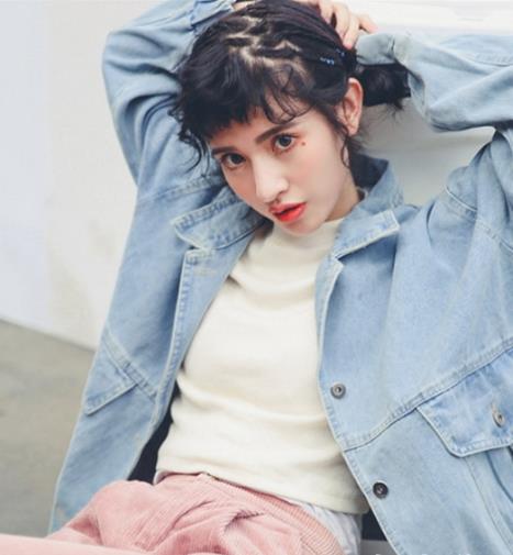 英伦风短款风衣搭配针织裙：简约又不失优雅