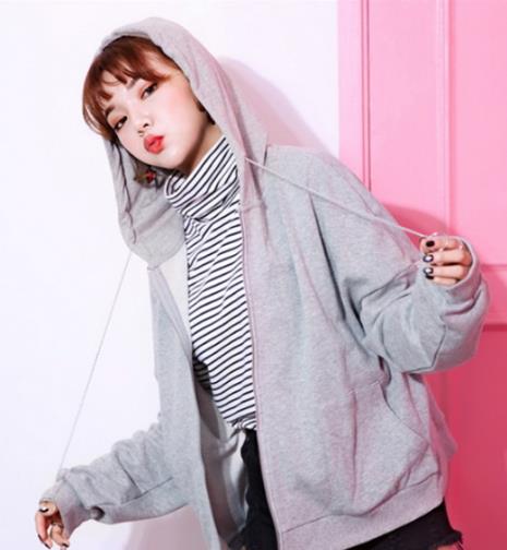 英伦风短款风衣搭配针织裙：简约又不失优雅