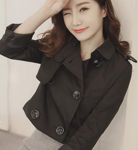 英伦风短款风衣搭配针织裙：简约又不失优雅