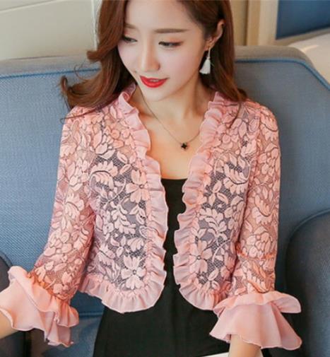 英伦风短款风衣搭配针织裙：简约又不失优雅