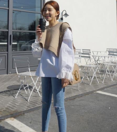 高腰小脚铅笔裤搭配蕾丝衫：显瘦又性感