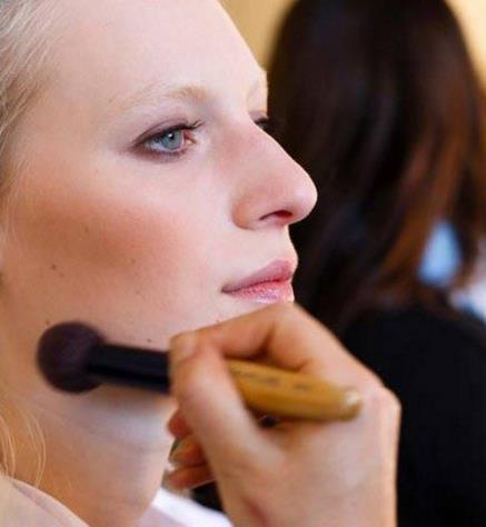 超简单的补妆技巧 让你一分钟恢复美貌（图）