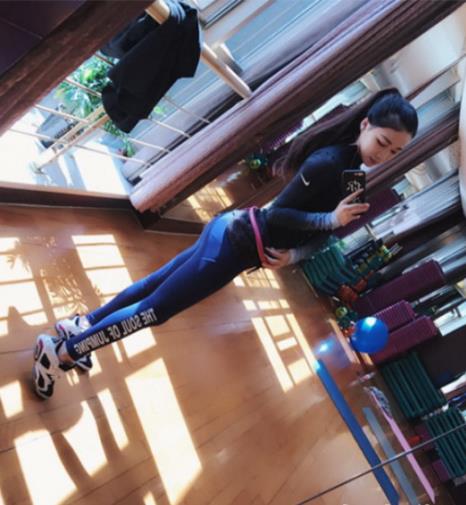 运动健身怎么穿时尚 一条喇叭型瑜伽裤足矣