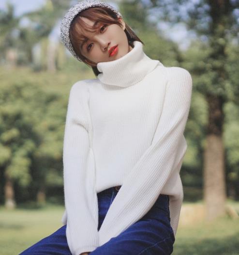 春季最美穿搭:开叉斗篷式毛衣搭配阔腿裤(图) 春季最美穿搭:开叉斗篷式毛衣搭配阔腿裤(图)