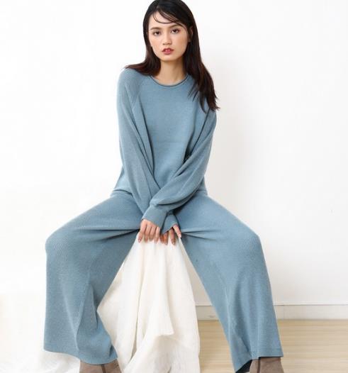 金丝绒百褶裙套装做打底 包你满意（图）