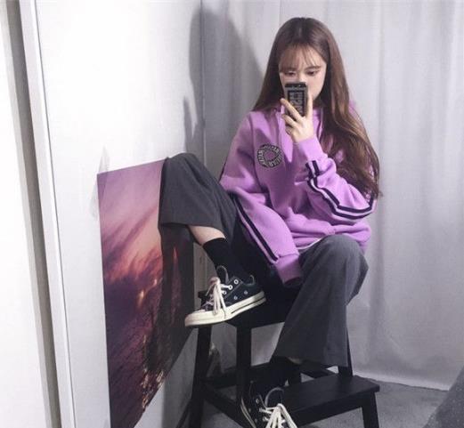 春季流行香芋紫 紫色卫衣搭配很出彩(图) 春季流行香芋紫 紫色卫衣搭配很出彩(图)