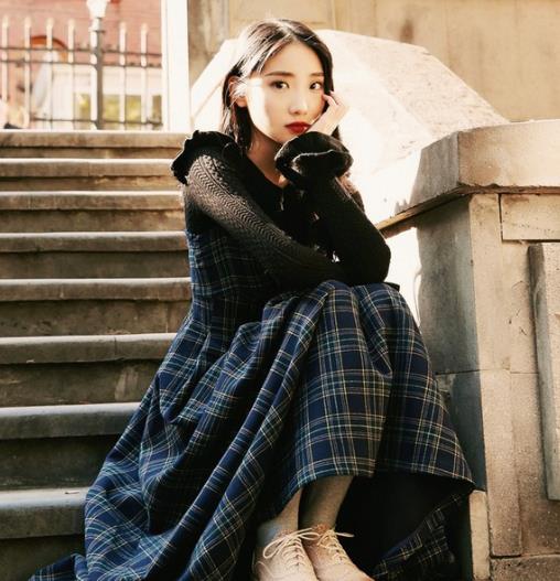 刺绣灯笼袖连衣裙搭配短靴 知性范儿十足 刺绣灯笼袖连衣裙搭配短靴 知性范儿十足