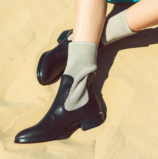 刺绣灯笼袖连衣裙搭配短靴 知性范儿十足 刺绣灯笼袖连衣裙搭配短靴 知性范儿十足