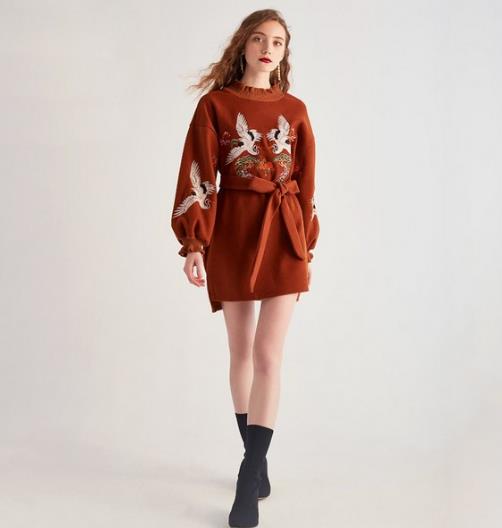刺绣灯笼袖连衣裙搭配短靴 知性范儿十足 刺绣灯笼袖连衣裙搭配短靴 知性范儿十足