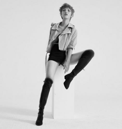 刺绣灯笼袖连衣裙搭配短靴 知性范儿十足 刺绣灯笼袖连衣裙搭配短靴 知性范儿十足