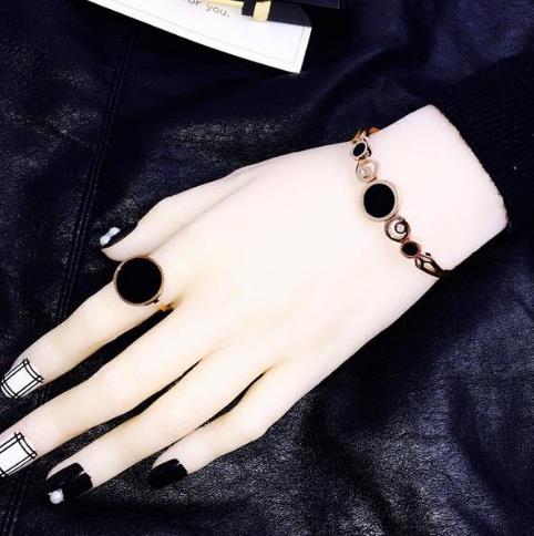 精致女人胳膊上怎么能没有一款漂亮的手镯(图) 精致女人胳膊上怎么能没有一款漂亮的手镯(图)