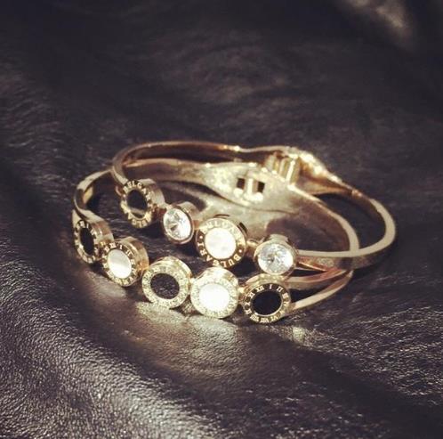 精致女人胳膊上怎么能没有一款漂亮的手镯(图) 精致女人胳膊上怎么能没有一款漂亮的手镯(图)