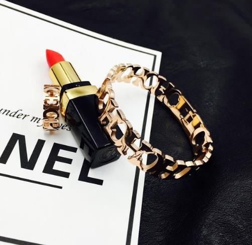 精致女人胳膊上怎么能没有一款漂亮的手镯(图) 精致女人胳膊上怎么能没有一款漂亮的手镯(图)