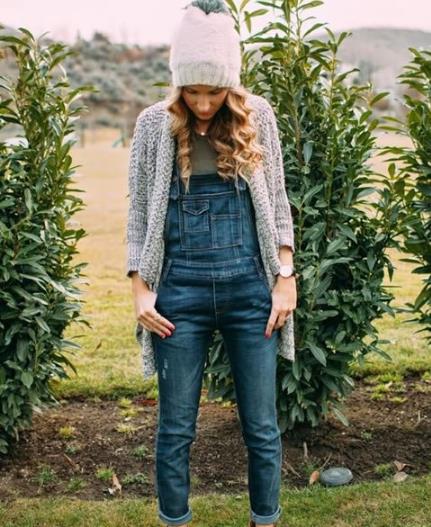 春季背带牛仔裤这样搭配减龄又时尚(图) 春季背带牛仔裤这样搭配减龄又时尚(图)