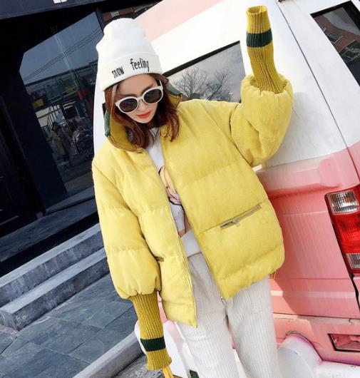 灯芯绒短款夹克搭配格子短裙：减龄又洋气