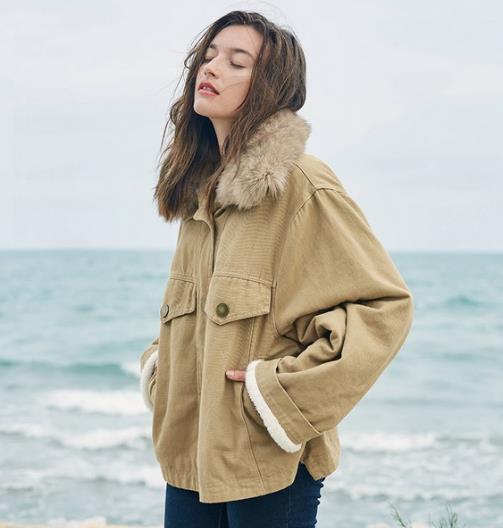 灯芯绒短款夹克搭配格子短裙：减龄又洋气