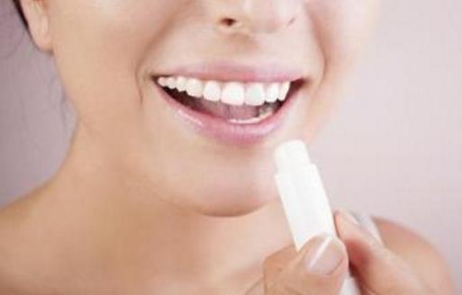 夏季嘴唇干燥起皮的原因 5个小妙招打造水嫩唇部 夏季嘴唇干燥起皮的原因 5个小妙招打造水嫩唇部