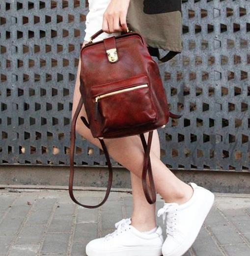 春季出游怎么能少了减龄时尚的真皮双肩包（图）
