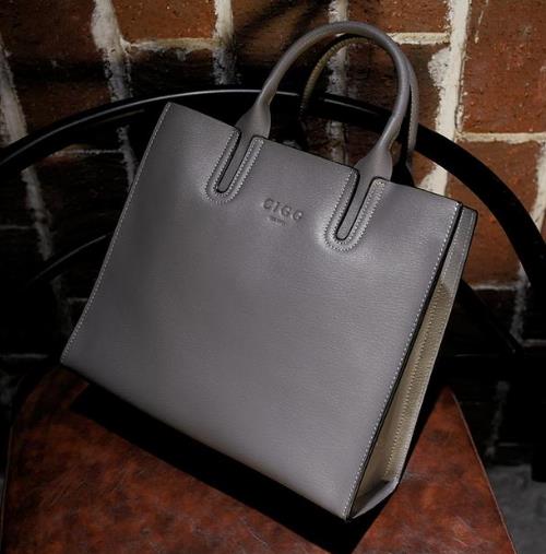 很上档次的小方包 让你拿着很显气质(图) 很上档次的小方包 让你拿着很显气质(图)