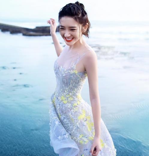 明星穿的这款透视连衣裙 想不到今年这么火(图) 明星穿的这款透视连衣裙 想不到今年这么火(图)